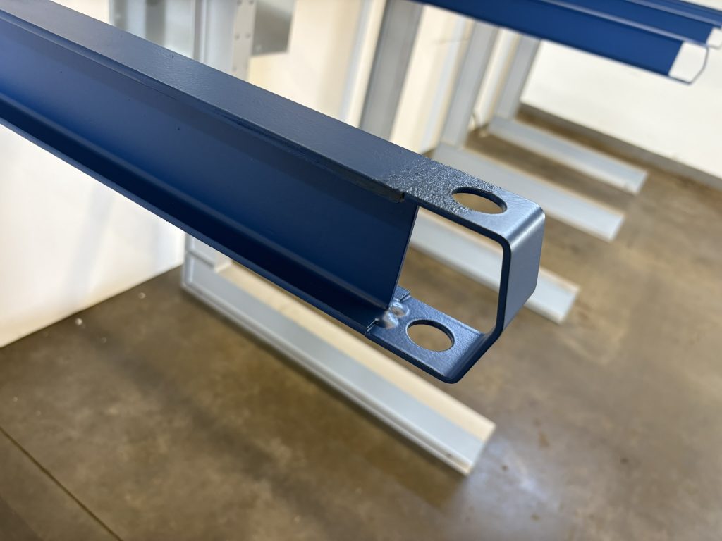 Blauer Kragarmregal-Balken im Lager