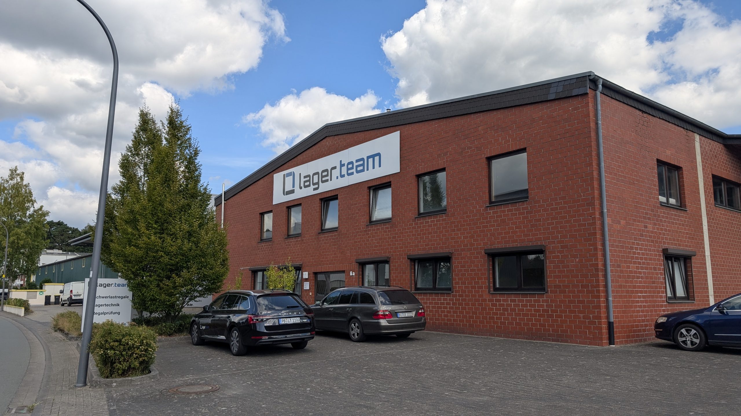 Firmensitz Lagerteam in Hövelhof mit Bürogebäude