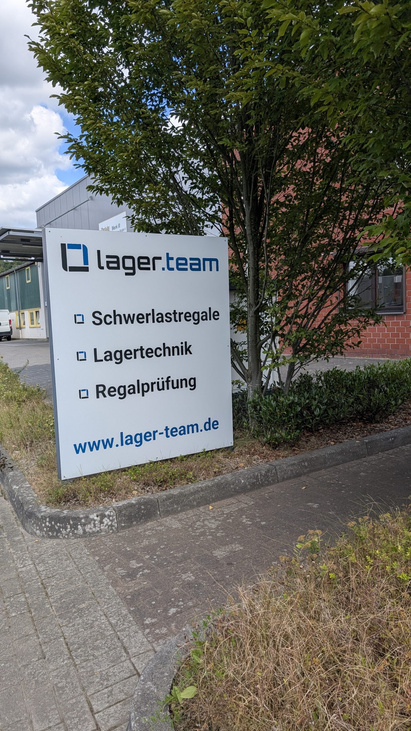Firmenschild Lagerteam mit Hinweis auf Schwerlastregale, Lagertechnik und Regalprüfung
