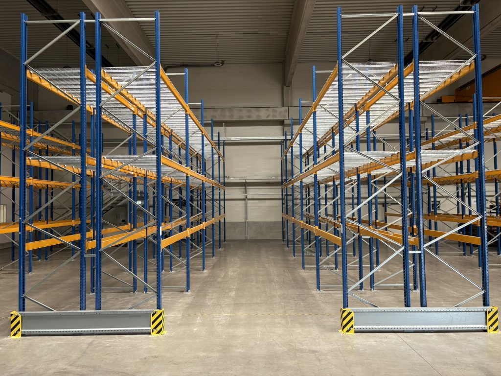 Montierte Palettenregale in Reihen in moderner Lagerhalle