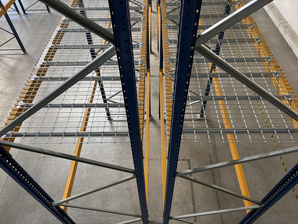 Montierte Industrieregale mit Querstreben und Gitterebenen