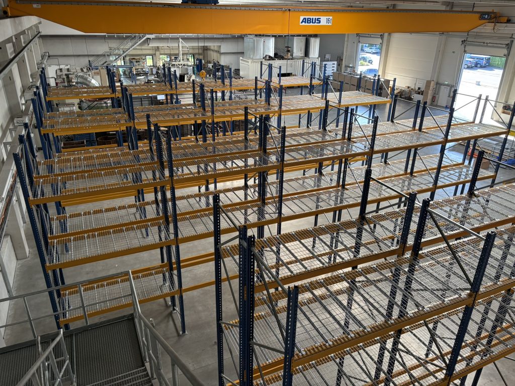 Schwerlastregale mit Gitterrosten in industrieller Lagerhalle