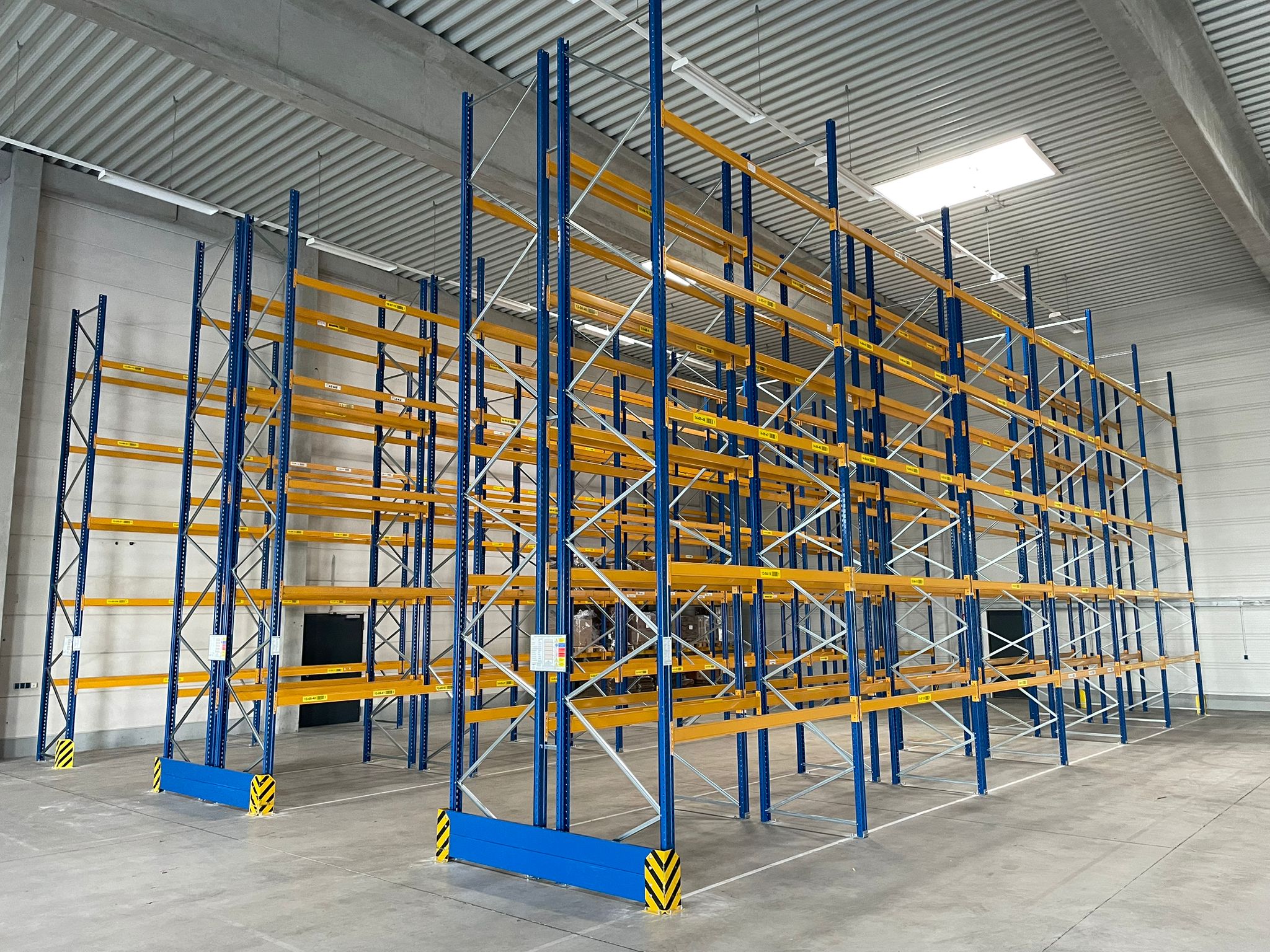 Industrieregale im Lager. Palettenregale mit Montage durch Lagerteam GmbH