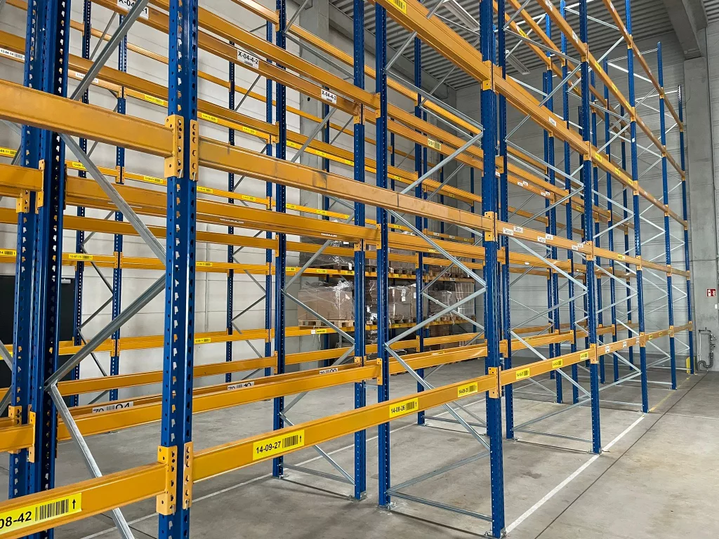 Montierte Palettenregale in moderner Lagerhalle – Lagerteam GmbH