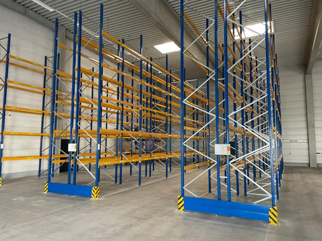 Effiziente Lagertechnik mit geprüften Regalsystemen und sicherer Montage