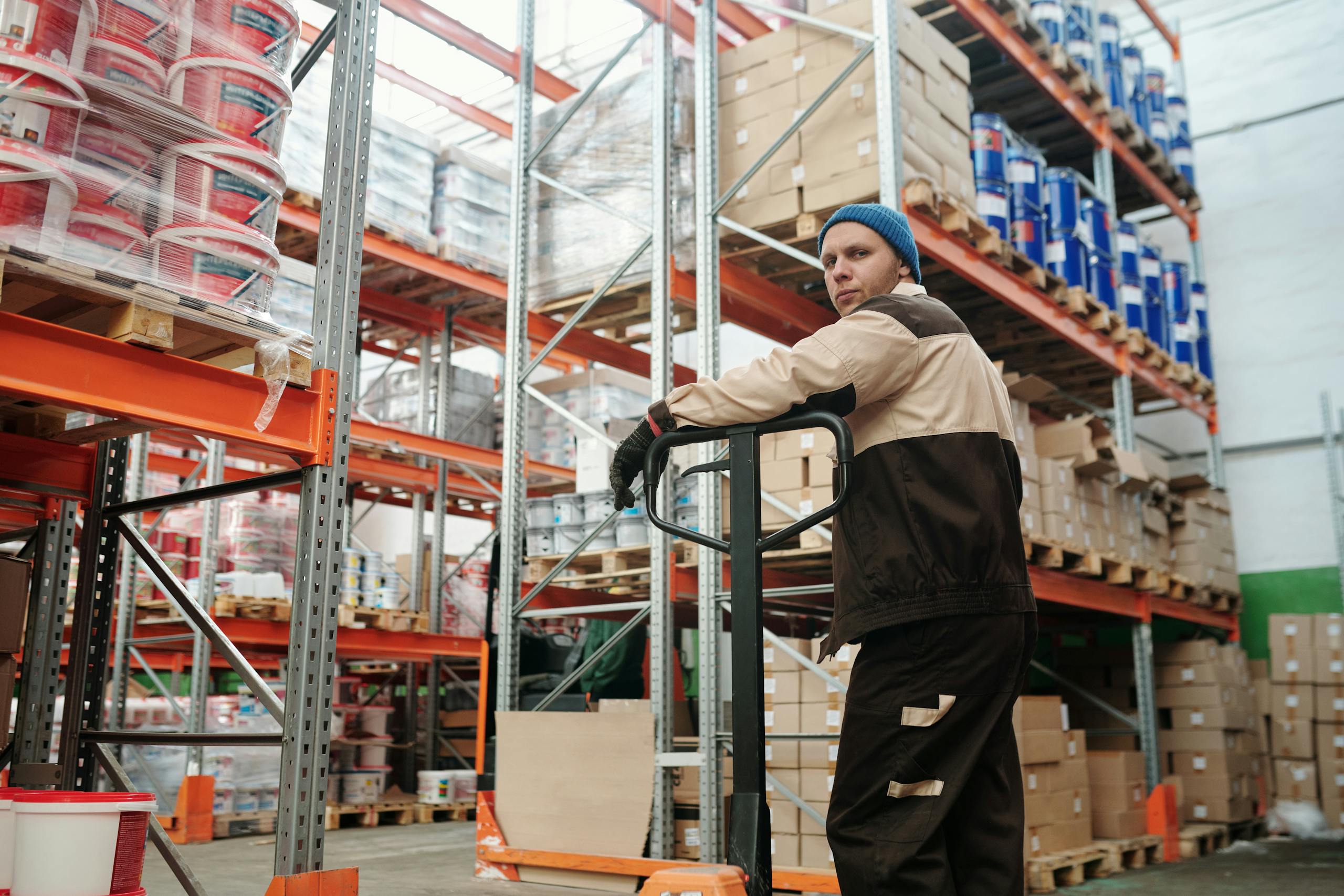 Hygienische Regalsysteme für Lebensmittel- und Getränkelager, temperaturbeständig und geprüft.