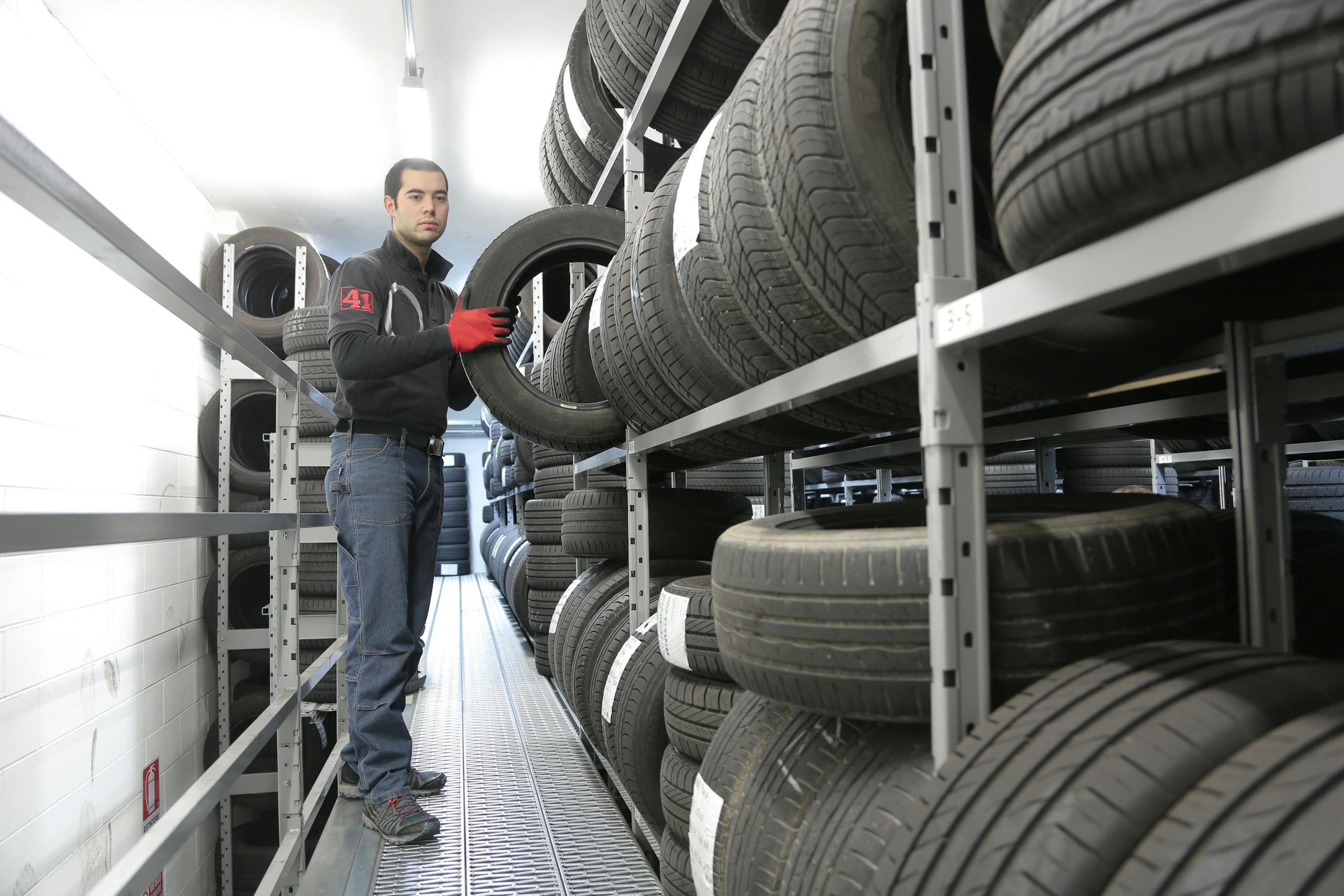 Regalsysteme für Automobilindustrie und Zulieferer zur Lagerung von Ersatzteilen, Reifen und Karosserieteilen.