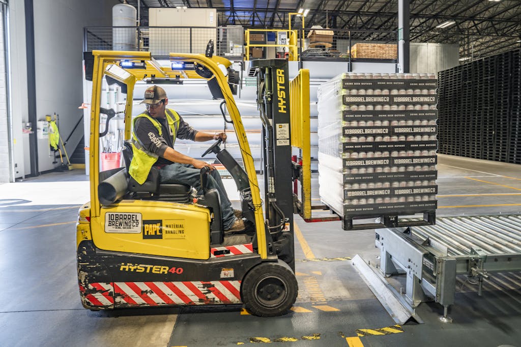 Regalsysteme für Industrie und Produktion mit Gabelstapler und Materiallager