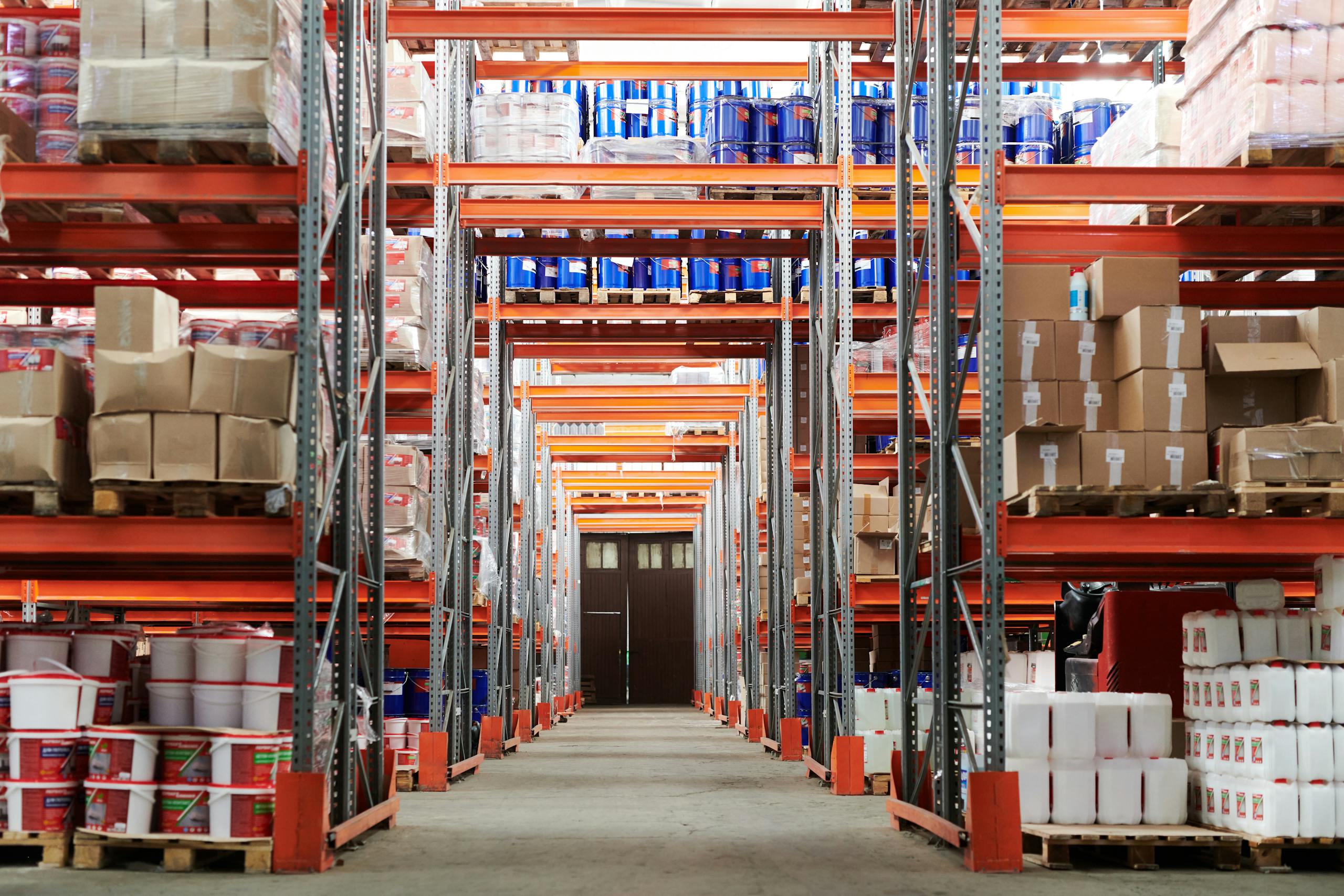 Regalsysteme für Logistik und E-Commerce mit schneller Kommissionierung und hoher Effizienz.