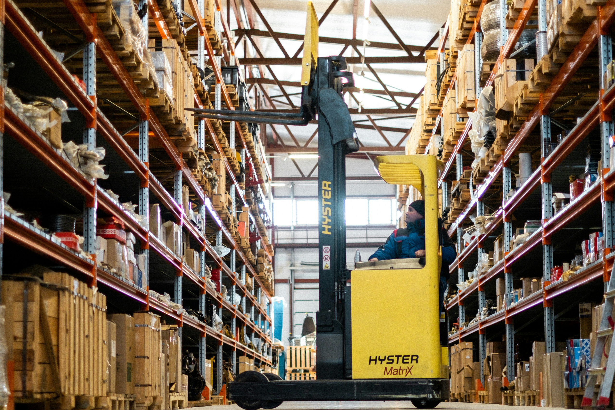 Gabelstapler in einem Großlager mit langen Regalgängen