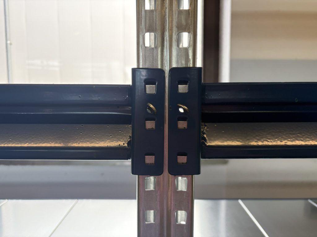 Lagerregale mit extra breiten Fachböden und stabilen Stahlrahmen, perfekt für schwere oder sperrige Güter, geliefert von Lagerteam