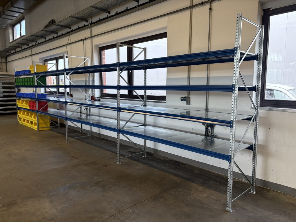 Weitspannregal mit Stahlpaneelen und offenem Rahmenaufbau, ideal für Lager, Werkstatt und Logistikzentrum, installiert von Lagerteam