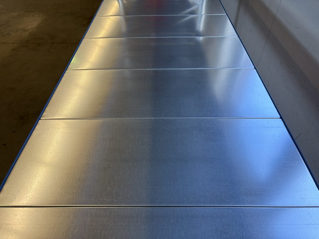 Weitspannregal mit Stahlpaneelen und offenem Rahmenaufbau, ideal für Lager, Werkstatt und Logistikzentrum, installiert von Lagerteam