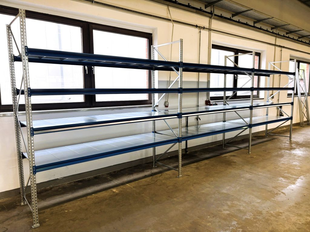 Metall-Weitspannregale mit breiten Fächern zur sicheren Aufbewahrung von Behältern und Kleinteilen, gefertigt für den industriellen Einsatz in Deutschland