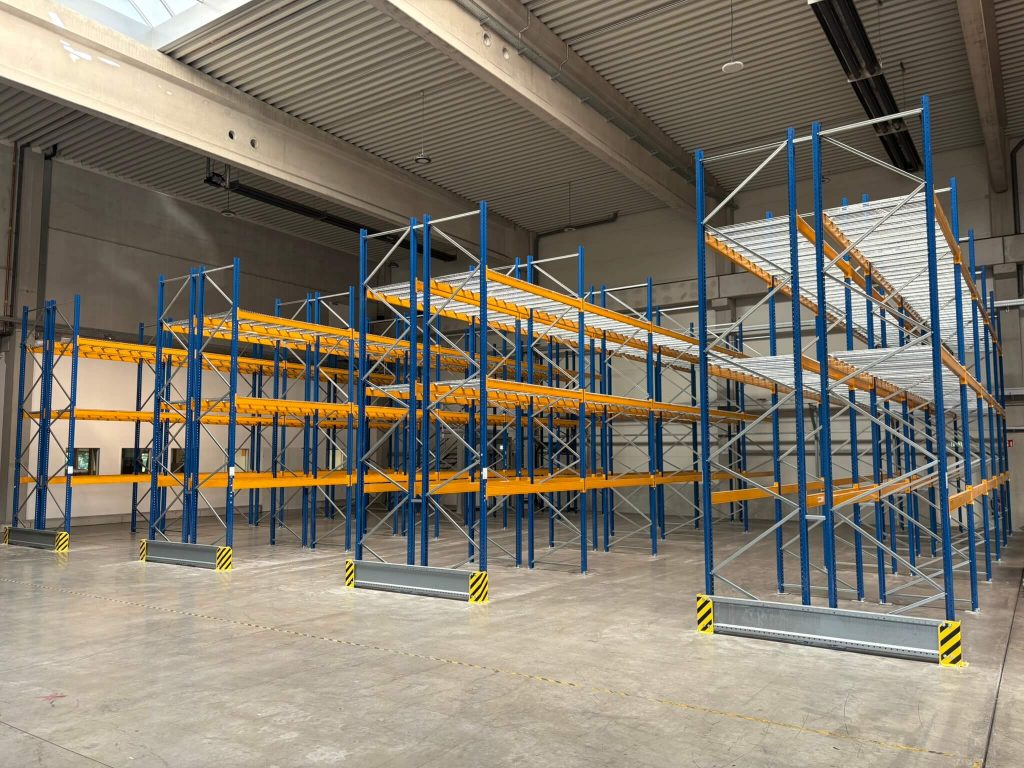 Montierte Jungheinrich MPB Palettenregalanlage bei Assemblean in Paderborn, umgesetzt von Lagerteam, frontal Ansicht