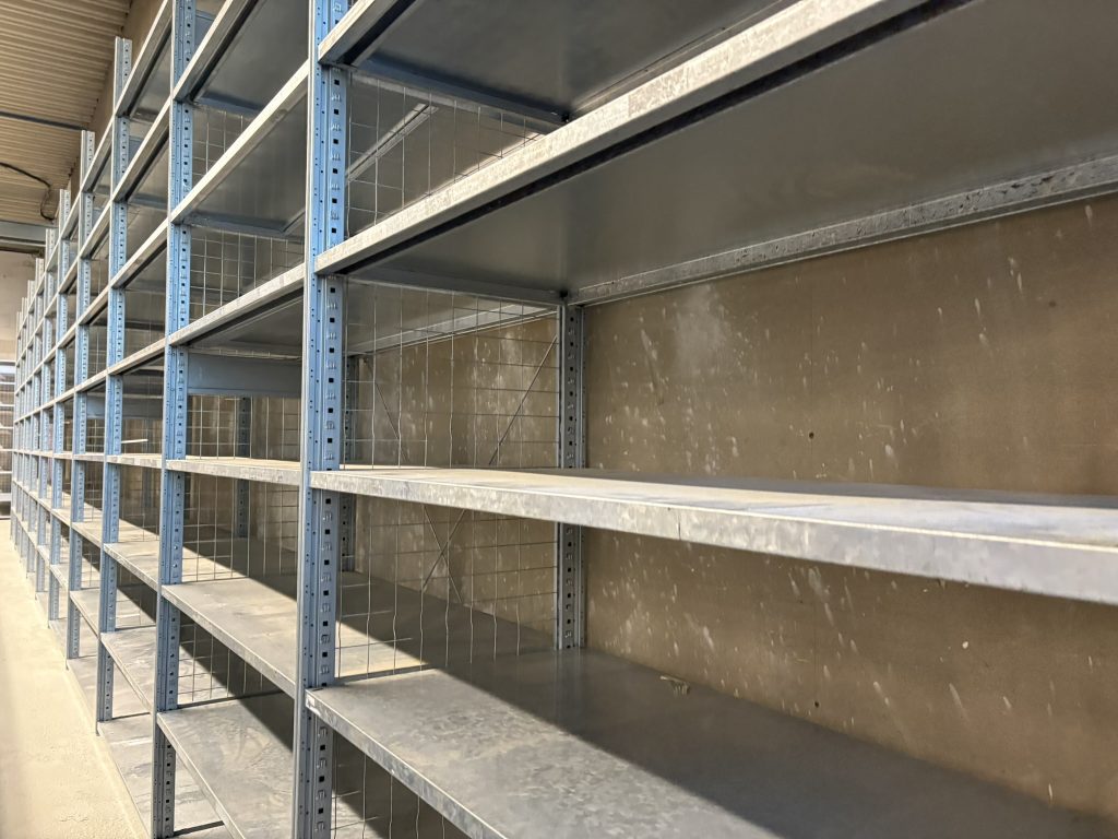Verzinkte Fachbodenregale in Reihenaufbau, perfekt zur übersichtlichen Aufbewahrung von Kartons, Behältern und Ersatzteilen durch Lagerteam