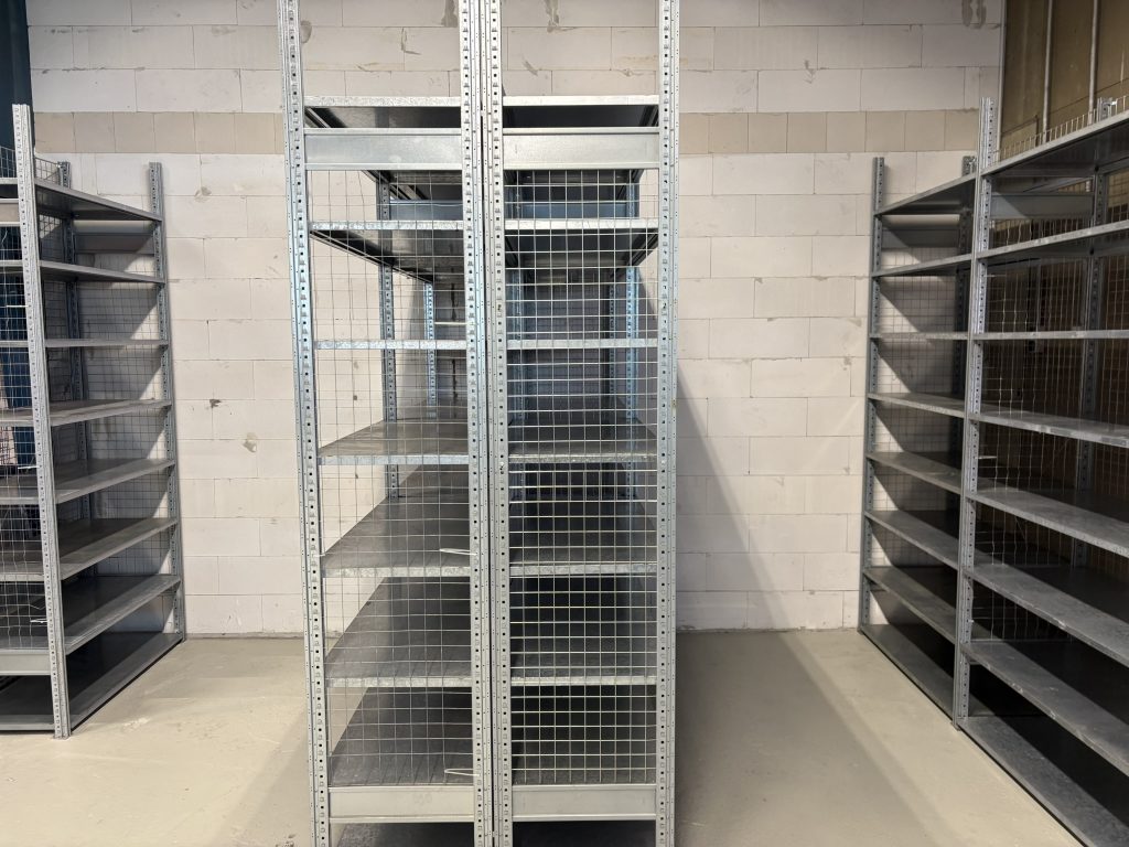 Robuste Fachbodenregale mit verzinkter Oberfläche und stabiler Rahmenkonstruktion, entwickelt für den industriellen Einsatz in Deutschland