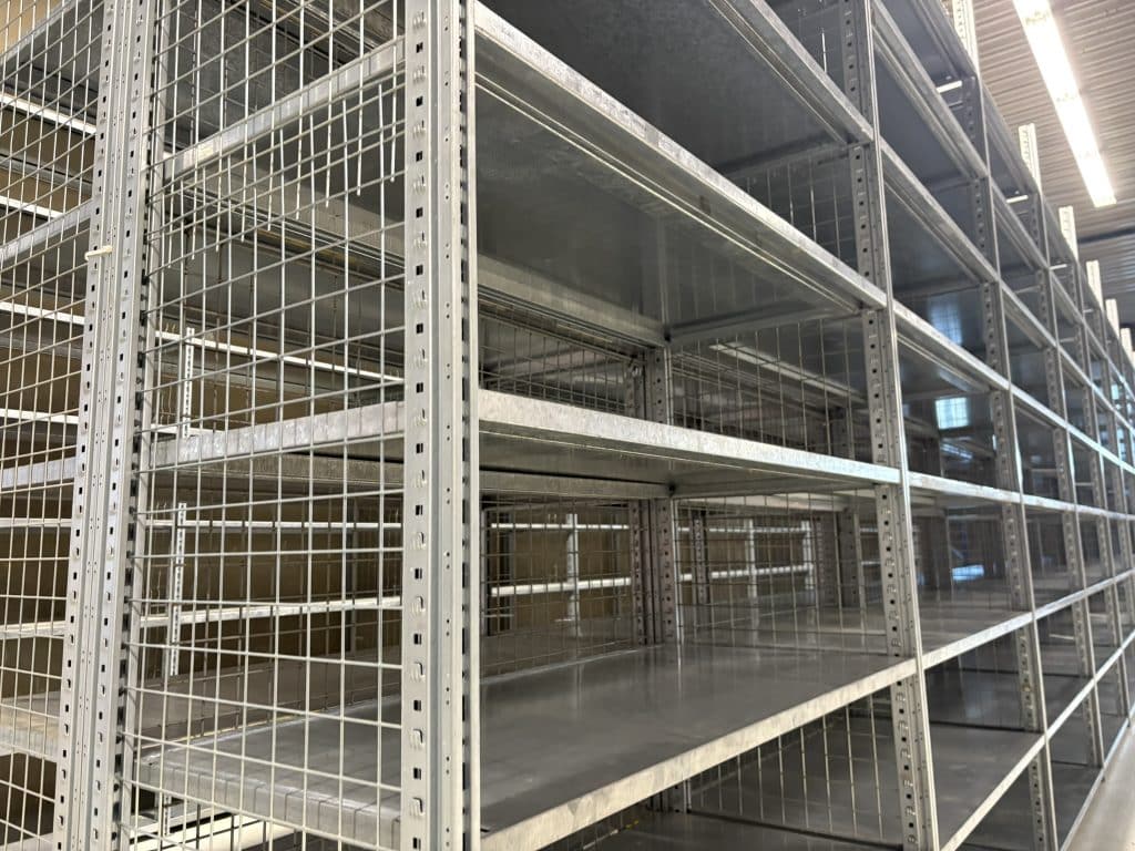 Fachbodenregal aus verzinktem Stahl mit Gitterrückwand, ideal für Lager, Werkstatt und Archiv, geliefert und montiert von Lagerteam