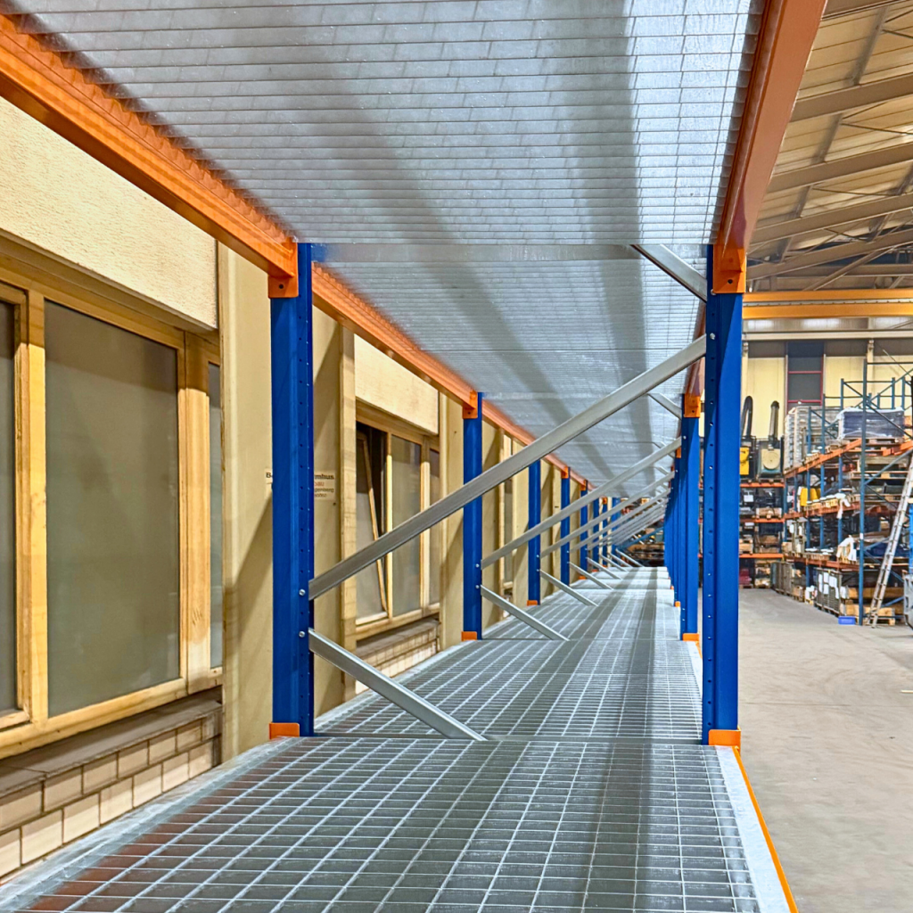 Palettenregal mit Gitterrosten für Euro Gitterboxen im Warenfluss