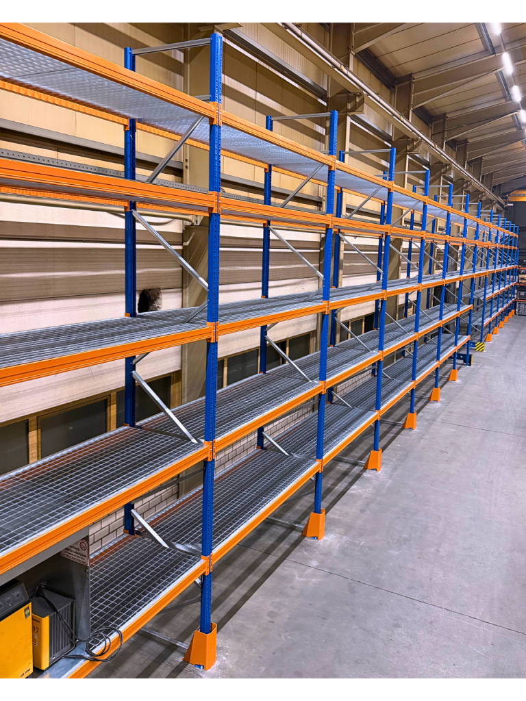 Palettenregal von NEDCON mit Gitterrosten im Logistikbereich bei L&R Montagetechnik in Hövelhof