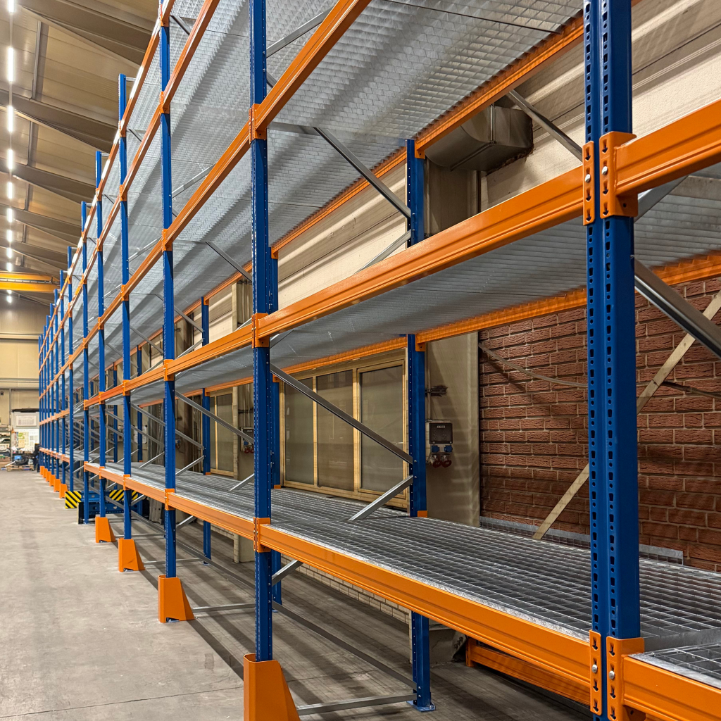 Palettenregal von Nedcon im Logistikbereich bei L+R Montagetechnik in Hövelhof